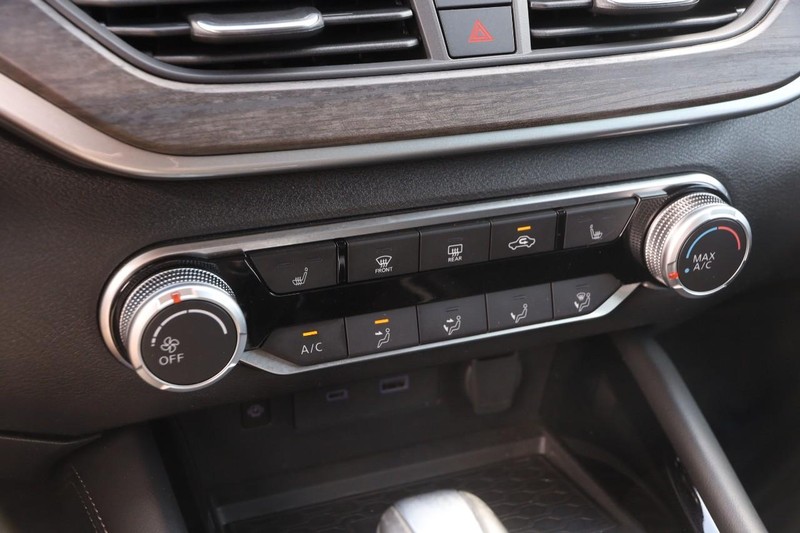Nissan Altima Vehicle Image 18