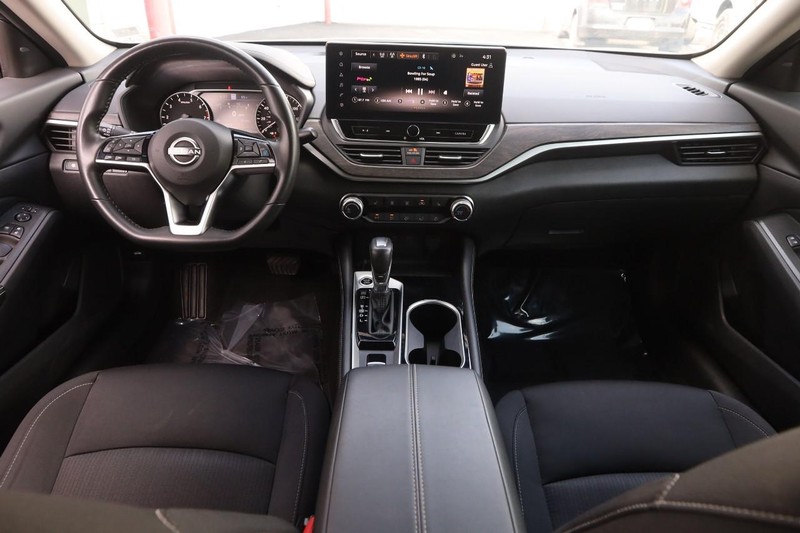 Nissan Altima Vehicle Image 21