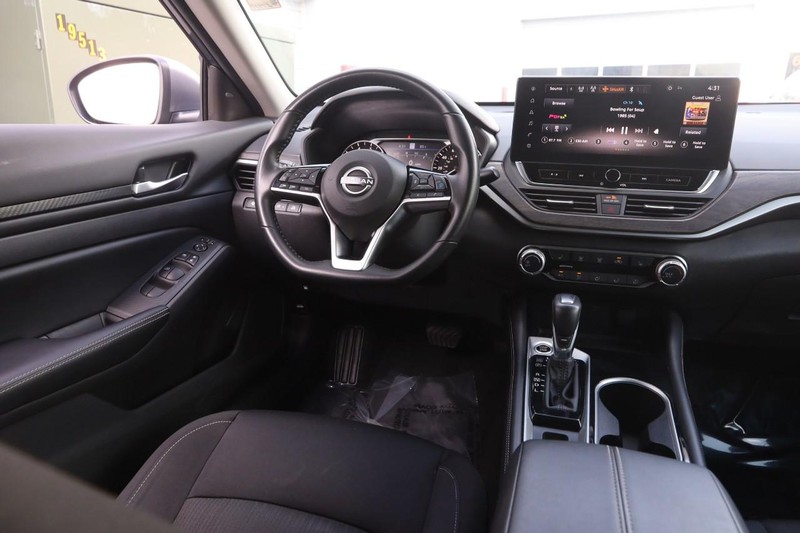 Nissan Altima Vehicle Image 22
