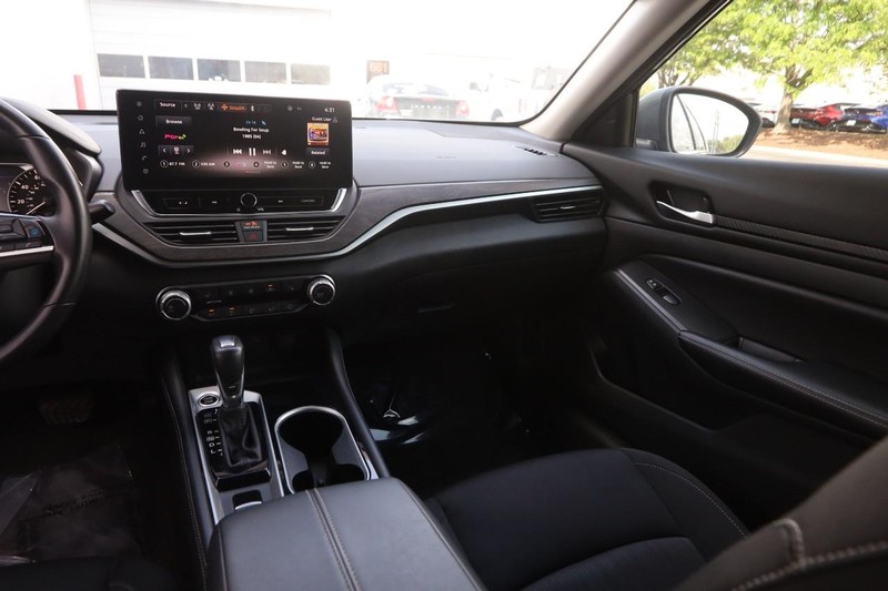 Nissan Altima Vehicle Image 25