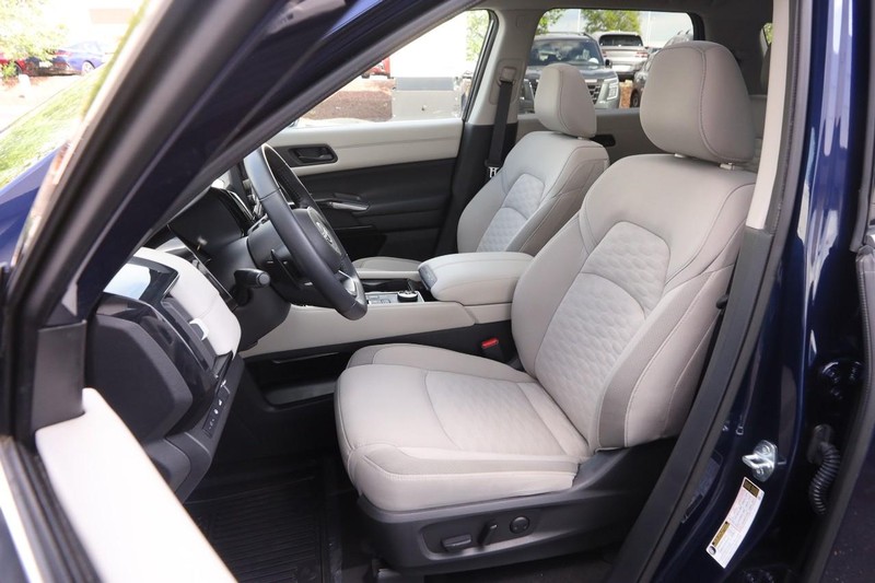 Nissan Pathfinder Vehicle Image 10