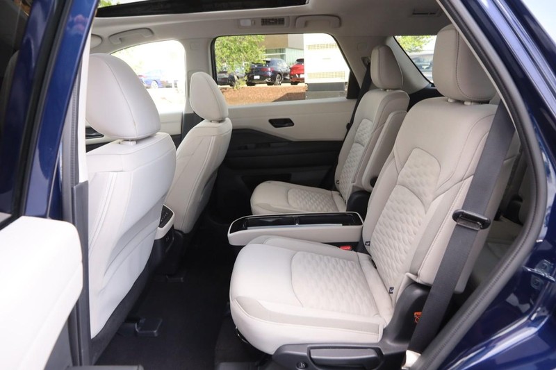 Nissan Pathfinder Vehicle Image 11
