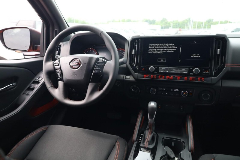 Nissan Frontier Vehicle Image 13