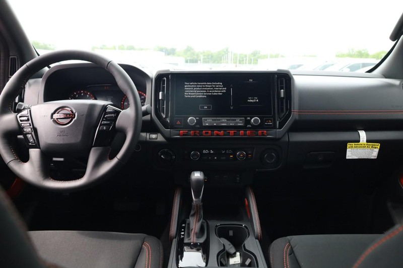 Nissan Frontier Vehicle Image 15