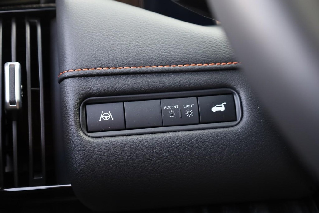 Nissan Armada Vehicle Image 24