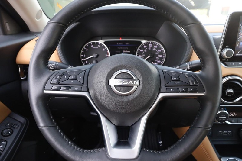 Nissan Sentra Vehicle Image 11
