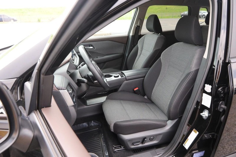 Nissan Rogue Vehicle Image 08