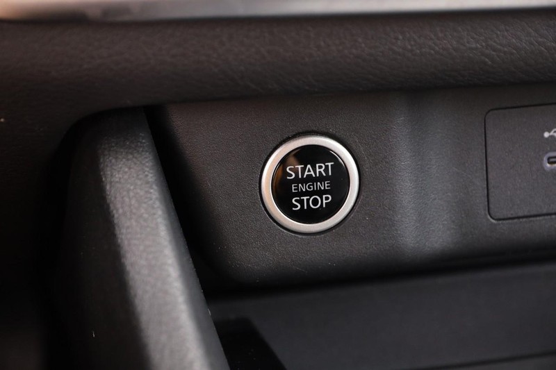 Nissan Rogue Vehicle Image 15