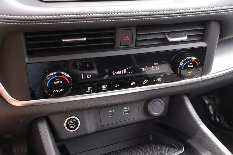 Nissan Rogue Vehicle Image 18