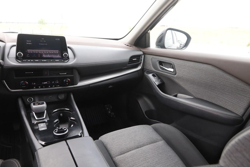 Nissan Rogue Vehicle Image 24