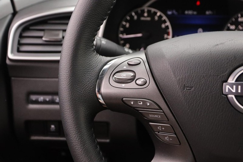 Nissan Murano Vehicle Image 11