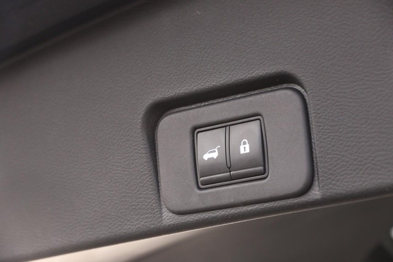 Nissan Rogue Vehicle Image 08