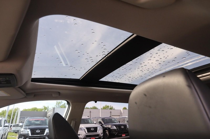 Nissan Rogue Vehicle Image 09