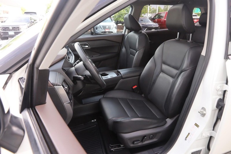 Nissan Rogue Vehicle Image 10