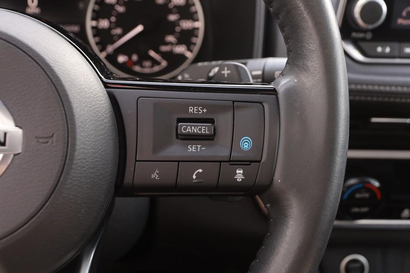 Nissan Rogue Vehicle Image 14