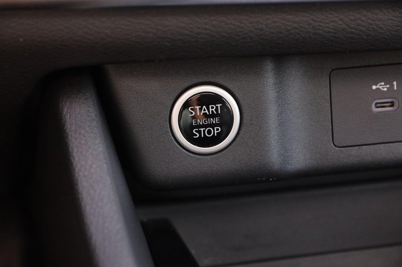 Nissan Rogue Vehicle Image 16