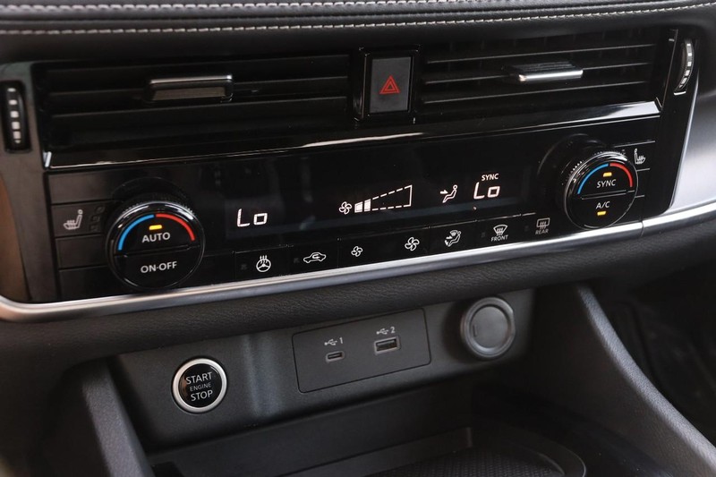 Nissan Rogue Vehicle Image 19