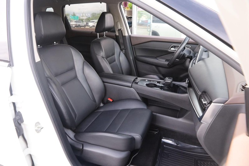 Nissan Rogue Vehicle Image 28