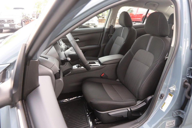 Nissan Sentra Vehicle Image 08
