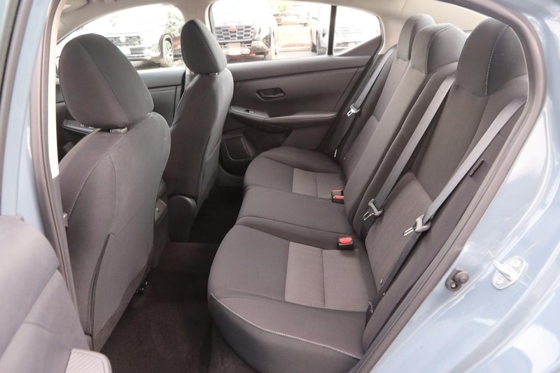 Nissan Sentra Vehicle Image 09
