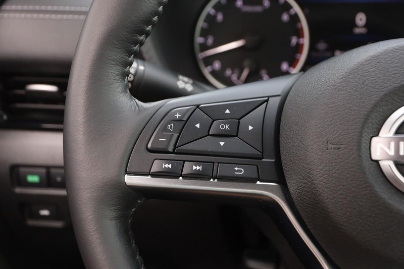 Nissan Sentra Vehicle Image 11