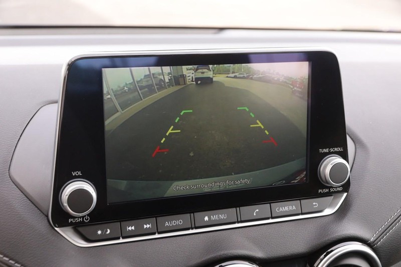 Nissan Sentra Vehicle Image 15
