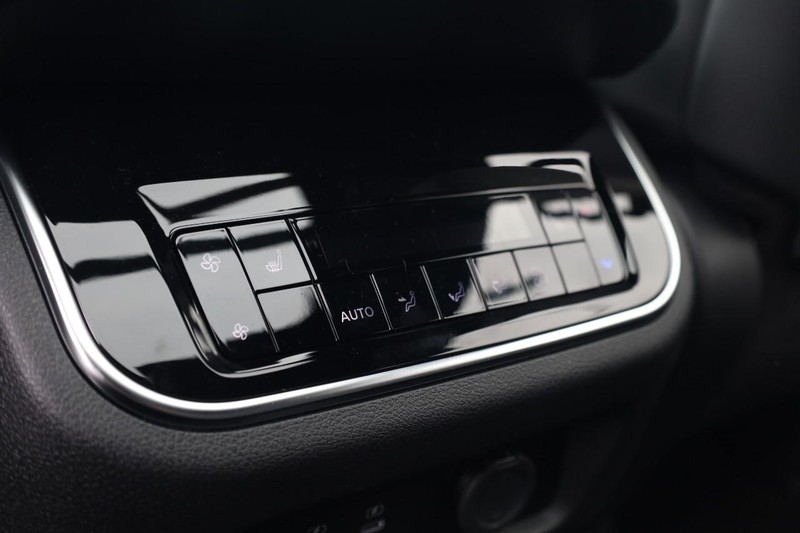 Nissan Armada Vehicle Image 23