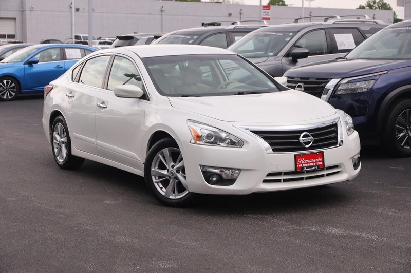 Nissan Altima Vehicle Image 02