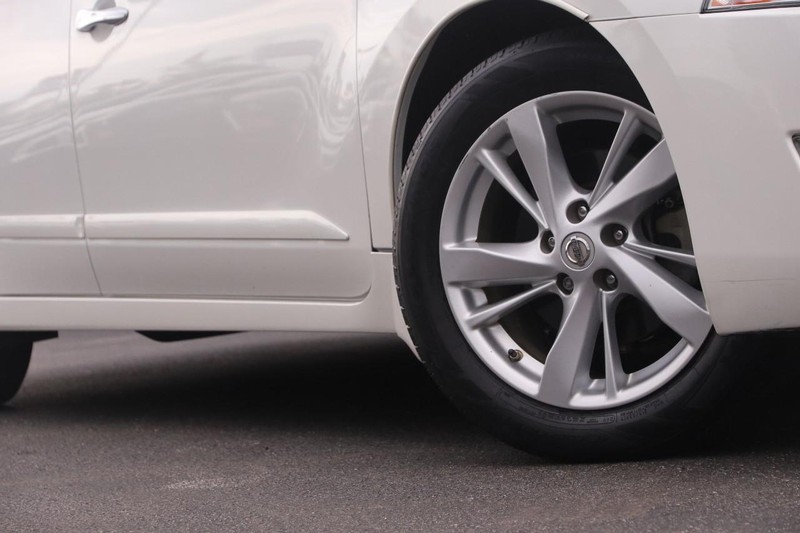 Nissan Altima Vehicle Image 03
