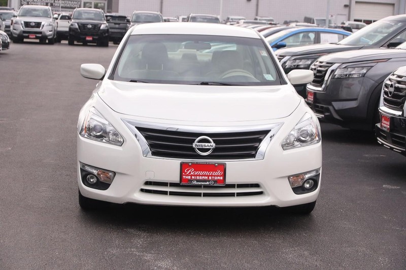 Nissan Altima Vehicle Image 04