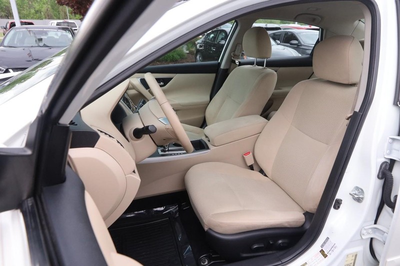 Nissan Altima Vehicle Image 08