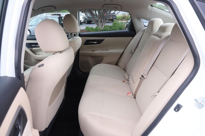 Nissan Altima Vehicle Image 09