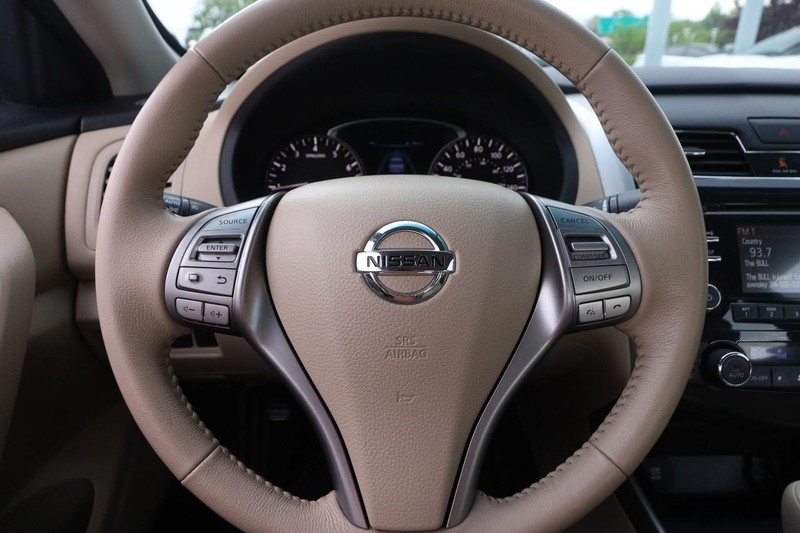 Nissan Altima Vehicle Image 10