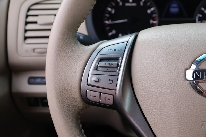 Nissan Altima Vehicle Image 11