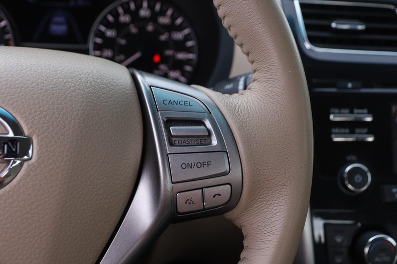Nissan Altima Vehicle Image 12