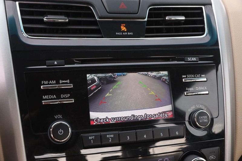 Nissan Altima Vehicle Image 16