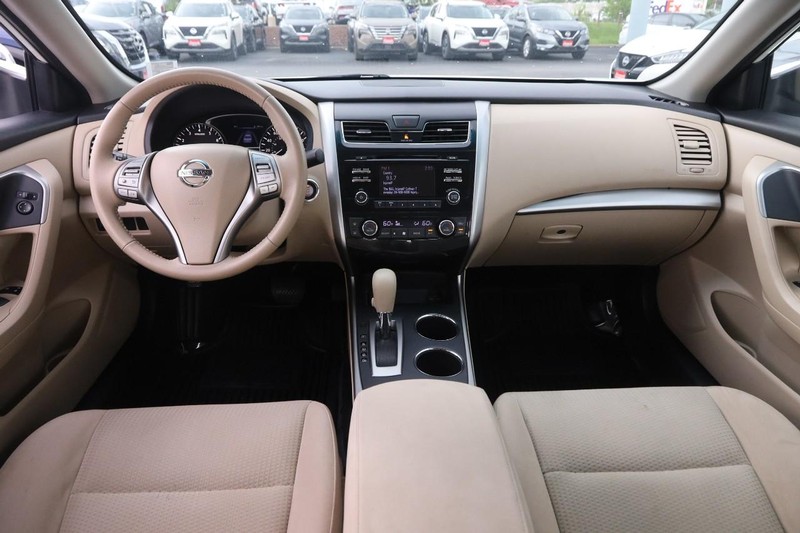 Nissan Altima Vehicle Image 19