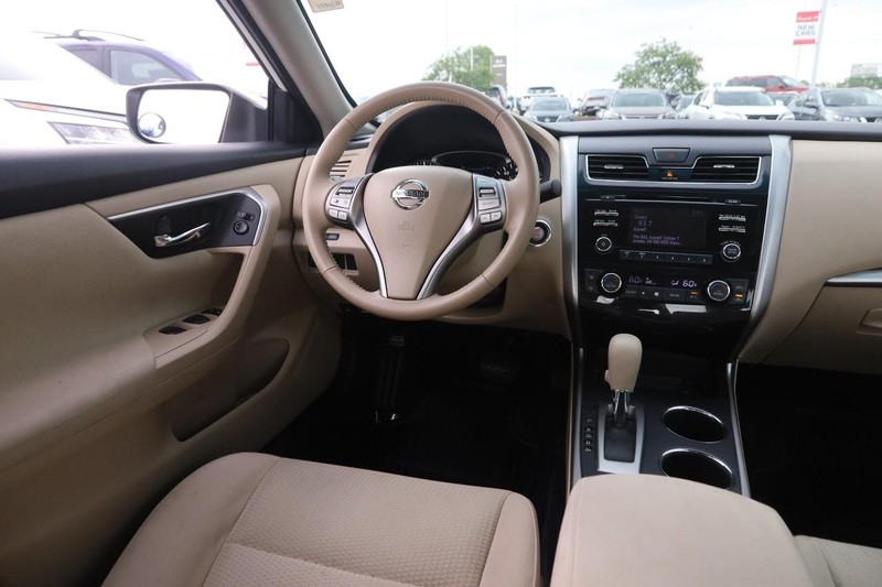 Nissan Altima Vehicle Image 20