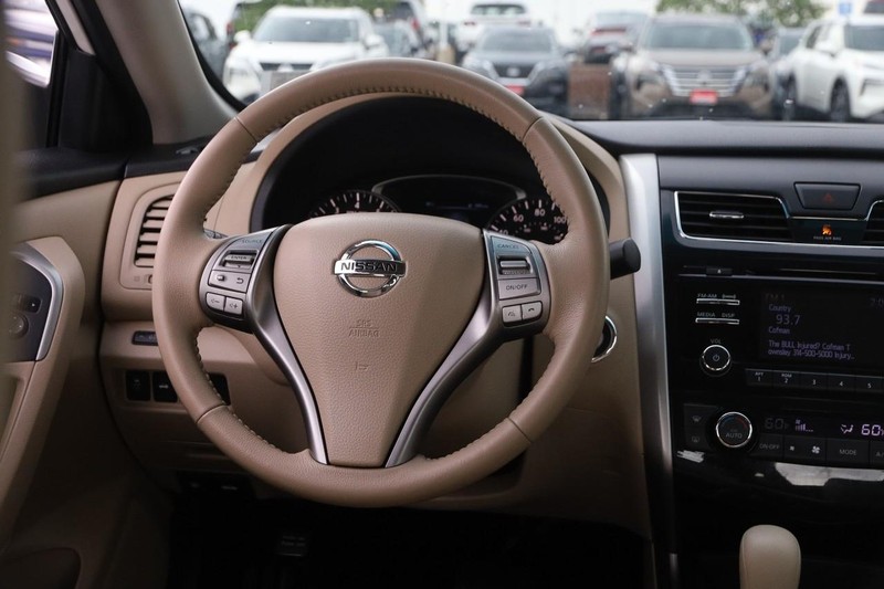 Nissan Altima Vehicle Image 21
