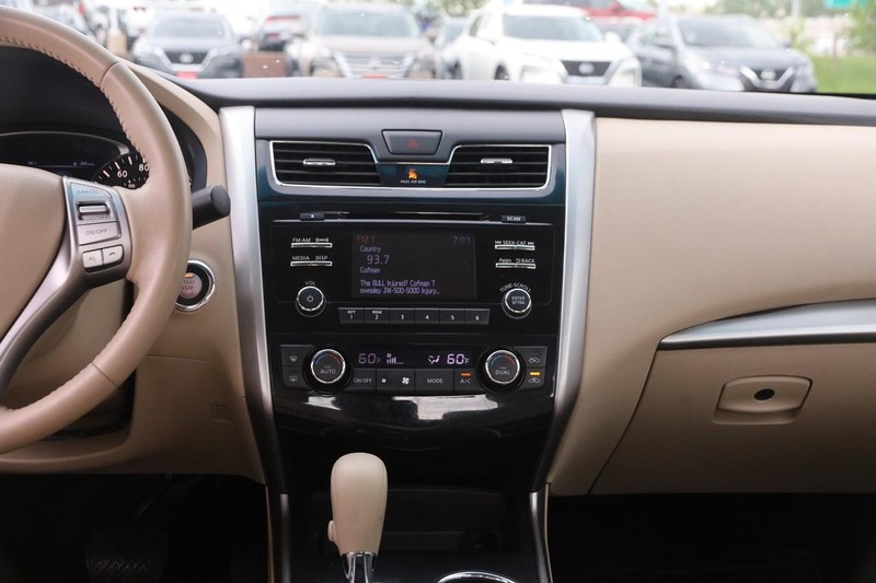 Nissan Altima Vehicle Image 22