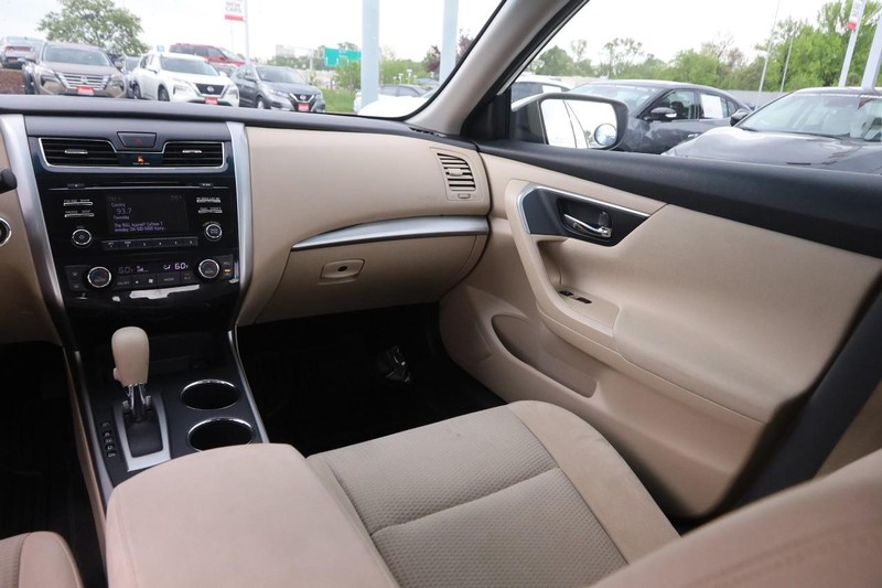 Nissan Altima Vehicle Image 23