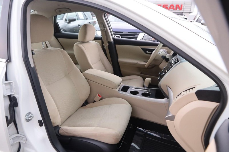Nissan Altima Vehicle Image 24