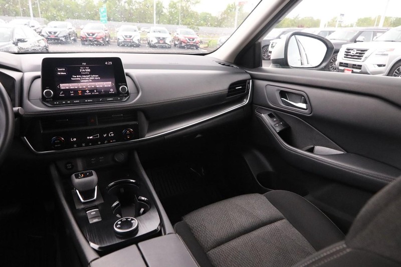 Nissan Rogue Vehicle Image 24