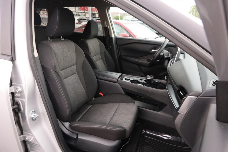 Nissan Rogue Vehicle Image 25