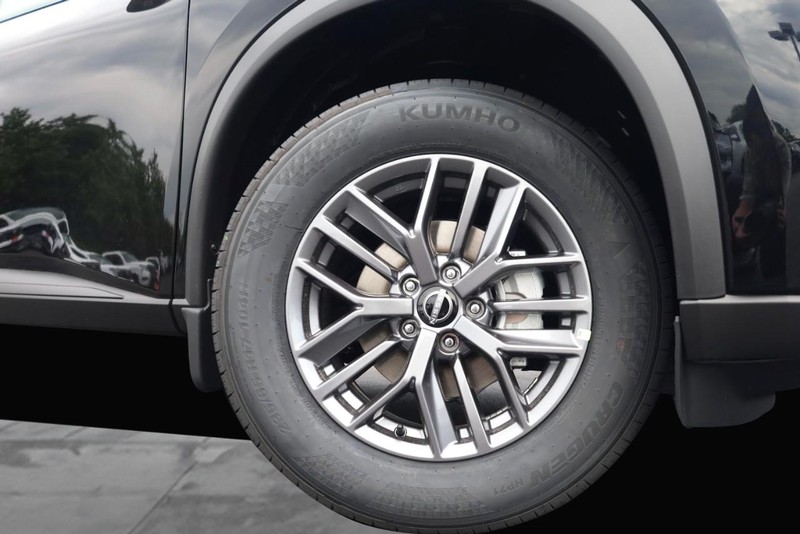 Nissan Rogue Vehicle Image 03