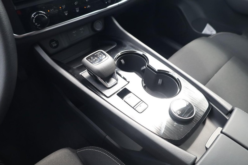 Nissan Rogue Vehicle Image 16