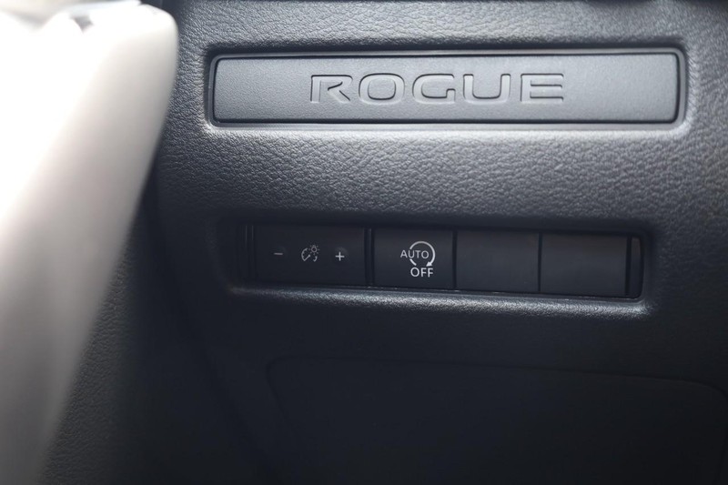 Nissan Rogue Vehicle Image 17