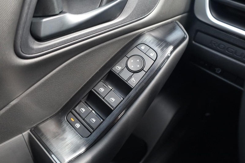 Nissan Rogue Vehicle Image 18