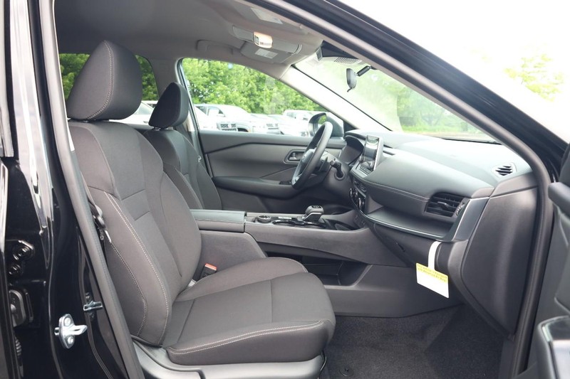 Nissan Rogue Vehicle Image 24