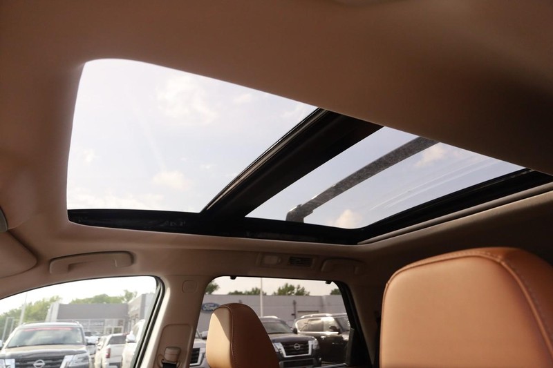 Nissan Pathfinder Vehicle Image 13